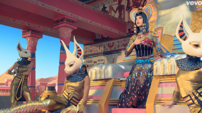 Katy Perry présente son tube "Dark Horse" Featuring Juicy J