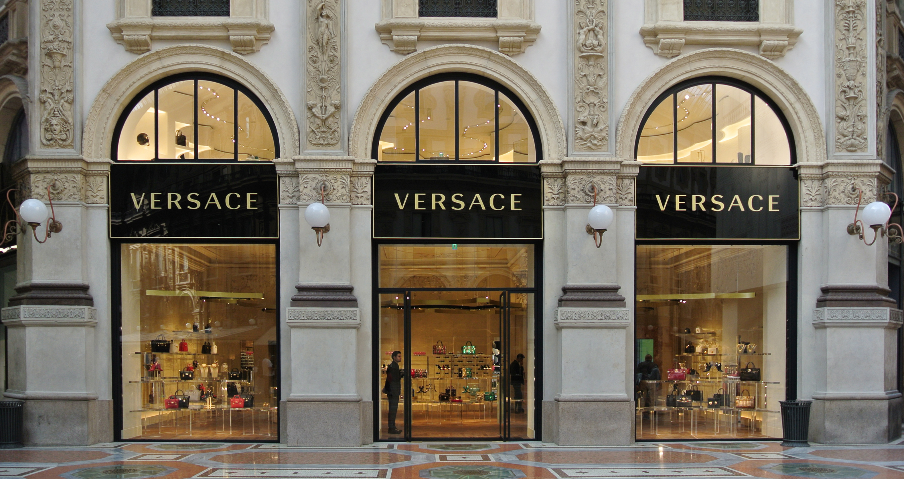 Employés Versace (en cours) Versace_JonathanAkeroyd_Luxe