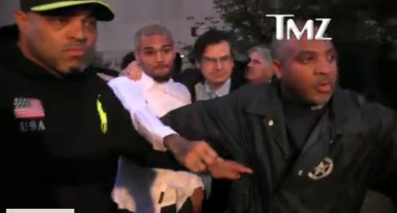 En vidéo, Chris Brown ressort libre du tribunal