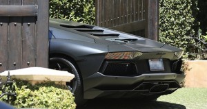 La Lamborghini de Kanye West... coincé dans le portail !