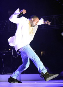 Kanye West se casse la geule pendant un concert
