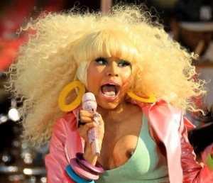 Nicki Minaj dévoile son sein sur scène